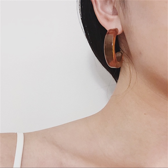 🆙Acrylic Resin Half Hoop Tortoise Earrings - Picture 4 of 4